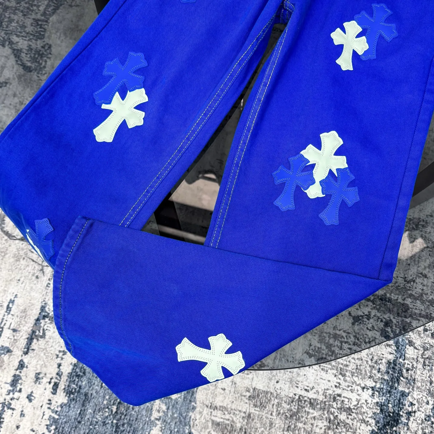 P260 Chrome hearts｜ch Chrome hearts London limited dopamine blue leather jeans, counter price 22W level, patchwork cross pattern embellishment, washed jeans! ! An absolutely high-end luxury product, a 1.9W-level god-level single product, a super popular product, made by top heavy industry, a magic weapon that cannot be missed! [About Zangyin] This is an extremely luxurious fashion brand that can also be called the aristocracy of the high street. It has always been an exclusive brand for some hipsters or rich second generations. Compared with ordinary high streets, it is more luxurious and noble. Compared with luxury brands, it is more fashionable and individual. It has always been a brand that I have a special liking for. [Top heavy industry fashion design] Consistently high-street luxury style. Speaking of this style, the Zangyin family and GU family are definitely the leading representative brands. Especially the Zangyin family has really achieved a state-of-the-art effect in creating high-street style. The unique washed material is used to create this style. The color system is already quite eye-catching. After it is decorated with patchwork cross flowers, it cleverly highlights the charm of the brand. Secondly, this style uses classic The high-waist cutting design highlights the long legs and fashionable temperament of the upper body. The brand is highly recognizable and the slim fit configuration is more suitable for daily wear. It is a product that interprets personality, fashion, and specifications at a glance. This single product is enough to make any fan excited. It can be a white T-shirt for a youthful college style, or a tight suspender for a royal style. It has strong matching ability and can be easily controlled by men.  [Materials and craftsmanship] Needless to say, this point goes without saying. As an excellent craftsman brand, Zangyin’s requirements for details and craftsmanship are really perfect. The washed color of this model has gone through so many processes, not to mention the embellishment of denim appliques. It is also purely hand-made and sewn. Just like what they believe in, only hand-made things have soul and have the meaning of wear. A top-notch heavy-duty fashionable denim item, I look forward to your perfect interpretation! !   Color: Dark blue Size: S-XL (28 30 32 34) Pants length: 101/103/105/107 Waist: 78/82/86/90 Recommended height: 170/175/180/185 Recommended weight: 120/140/160/180